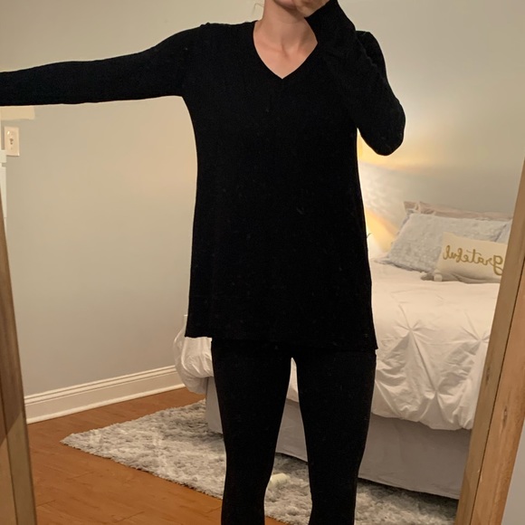 Black v-neck sweater - Picture 5 of 6